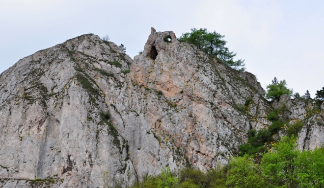 Hradní zřícenina Vršatce je skryta ve skalách.