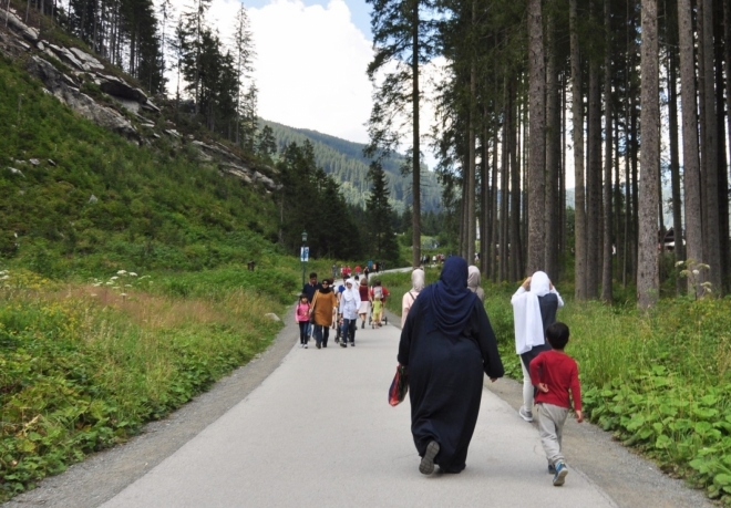 Chladné údolí je přitažlivé i pro muslimské návštěvníky. Ti se ale až do Krimmler Achenthalu až na výjimky nepouštějí.