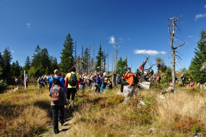 Na Svaroh přicházíme právě včas, abychom vyslechli promluvy kritizující zbytečné bráněnI pohybu turistů po Šumavě. Opět tak slyším, že na Svaroh, jedno z nejhezčích míst Česka, se dostanete pouze z Německa.