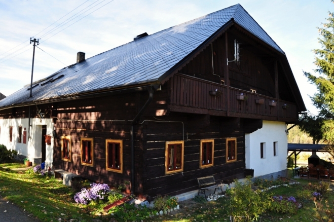 Jeden z mnoha roubených stavení Tyrolského stylu.