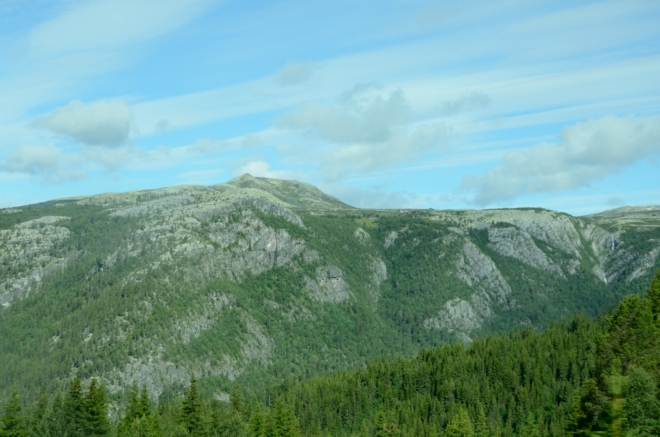 Občas již zahlédneme i zasněžené hory národního parku Jotunheimen, střechy Norska. Zde „jen“ obyčejné okolní kopce.