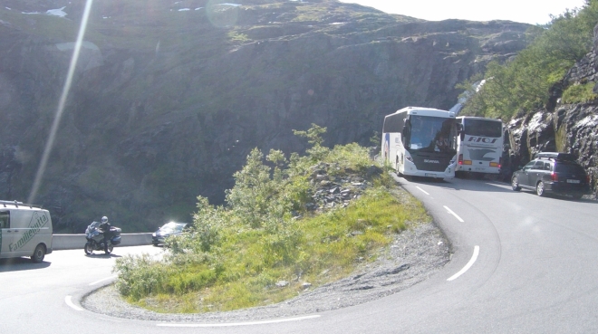 Silnice je sice normálně otevřená zhruba od května do října, ale občas moc nechybí k tomu, aby se některý z turisty naložených autobusů v nějaké zatáčce „šprajcnul“ a zavřel cestu už v srpnu.