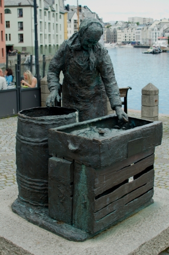 Socha rybáře. Ålesund patří mezi centra norského rybolovu.