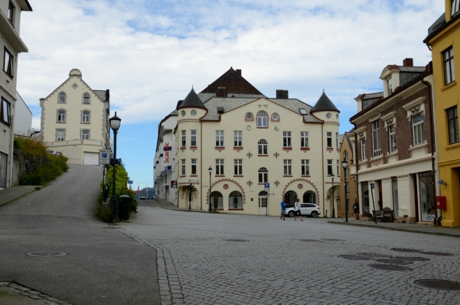 Procházíme se uličkami poblíž průlivu a obdivujeme místní architekturu.