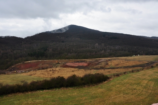 Kletečná (706 m n. m.) je nejbližším vrcholem.