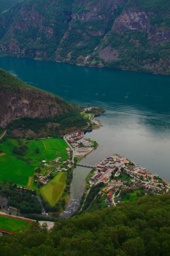 Výhled na vesnici Aurlandsvangen, která je celých 610 metrů pod námi. Drobná oáza civilizace mezi divokými skalami.