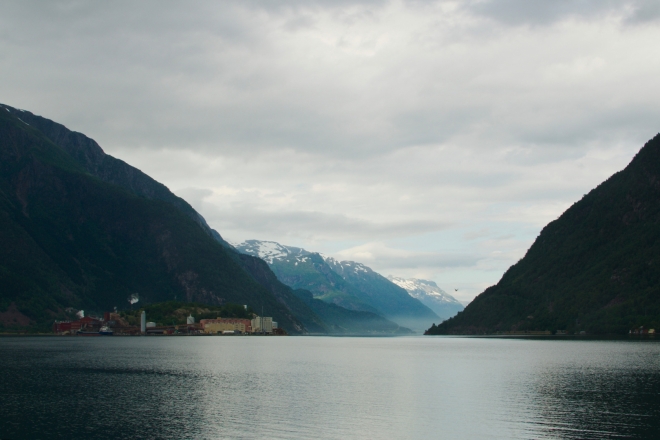 Výhled na Sørfjorden, velmi osobitý zářez oceánu do norské krajiny, který si na mapě s žádným jiným fjordem nespletete. Na otevřené moře bychom odtud pluli dobrých 180 kilometrů.