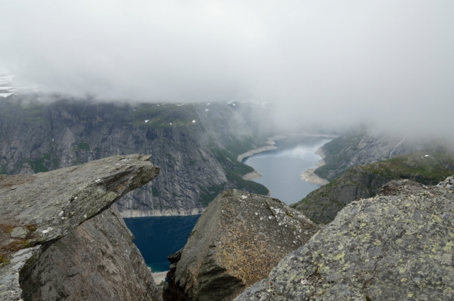 Honza objevuje vyčnívající kámen. Nikdo v okolí o něj ovšem nejeví zájem, to asi nebude Trolltunga. Pracovně to pojmenovává „malá Trolltunga“ a raději se od tenkého výběžku drží dál, nevypadá moc pevně.