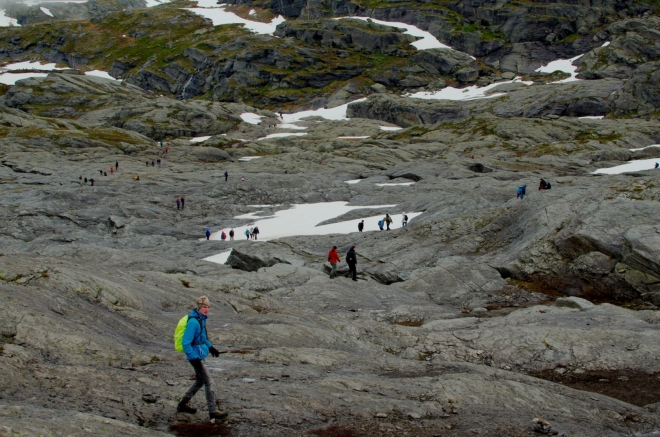 Na Trolltungu stále ještě kráčí zástupy nových návštěvníků.