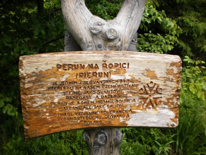 Vrchol Ropice (1 083 m n. m.).