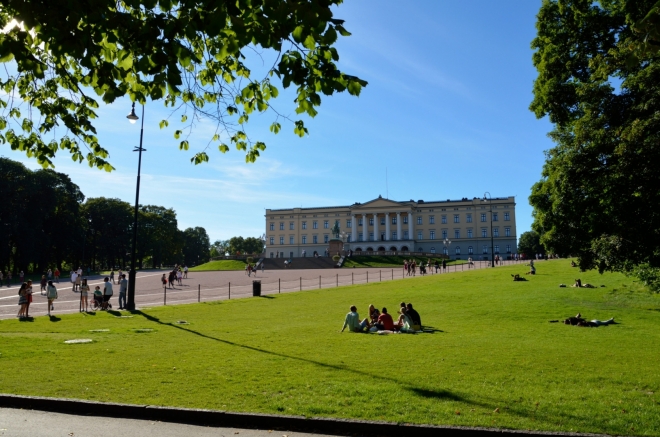 Palác je obklopen rozsáhlým parkem, v němž posedává či polehává plno lidí.