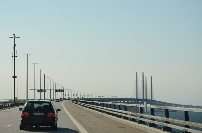 V prvním dílu série jsme vám slíbili fotky z přejezdu Øresundské úžiny mezi Švédskem a Dánskem, zde je máte. Začínáme téměř osmikilometrovým mostem.