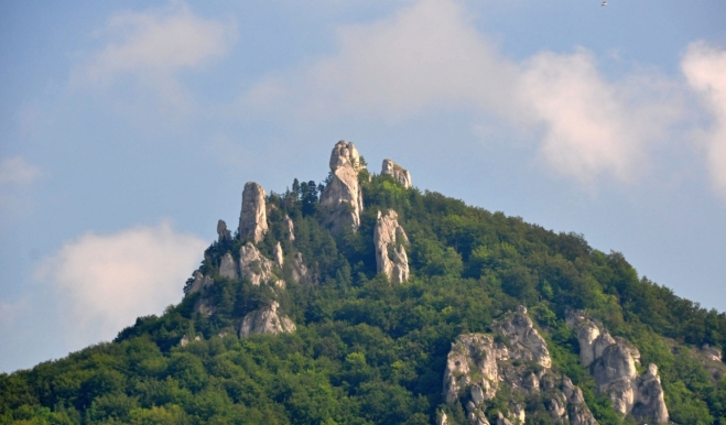 Sulovské skály jsou jediné slepencové skalní město na Slovensku.