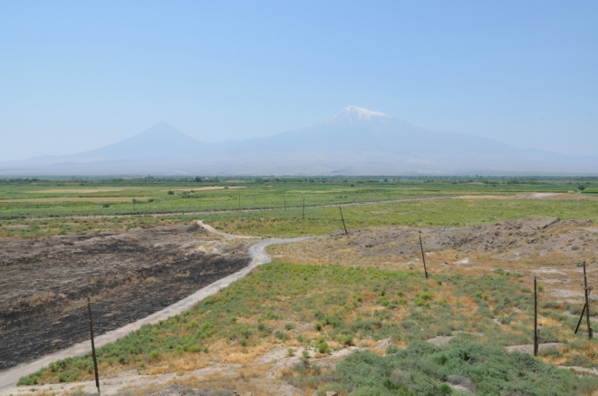 Nejzajímavější obzor široko daleko: Vpravo Ararat (5137 m), nejvyšší vrchol celé Arménské vysočiny, vlevo pak Malý Ararat (3896 m).
