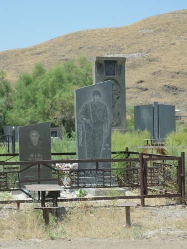 Na hřbitově při klášteru nás zaujaly náhrobky s vyobrazením střelných zbraní. Podle roku úmrtí to zde vypadá na mladou oběť války o Náhorní Karabach.