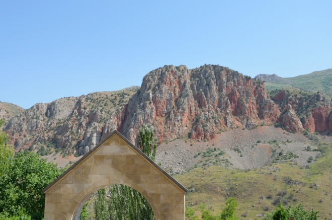 Bohužel i v tomto klášteře potkáváme velkou školní výpravu z Jerevanu, a dokonce opět tu samou. Schválně jsem je ze záběru vystřihl.