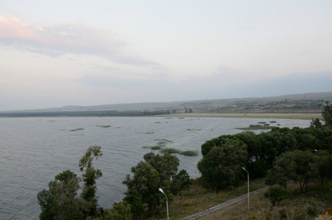 Výhled na jezero, máme půl deváté. Nocovat budeme buď u kláštera, nebo někde při lesíku na vzdáleném břehu, kam se nám dosud nechtělo kvůli lidem, zvířatům a psovi.