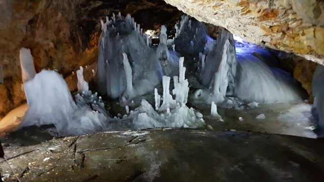 Nejhezčí je pohled na skalní věžičky stalagmitů a stalaktitů.