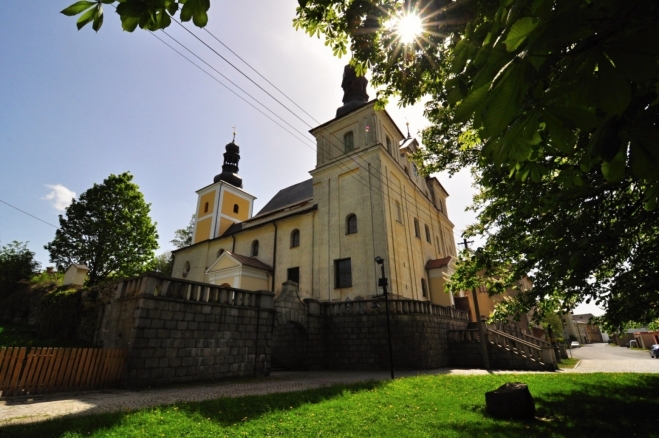 Kostel Nanebevzetí Panny Marie přestavbou po požáru získal barokní podobu. U kostela se nacházejí zbytky starého hřbitova s náhrobkem Johanna Zottmantla, starosty Zlatých Hor (1649).