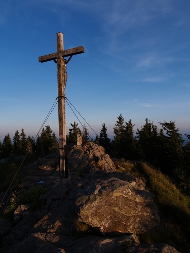 Večer přichází poutník Čech a my se dozvídáme, že čtvrthodiny pod námi je otevřená chata - hospoda. Bohužel Eura nám schází. A tak dáme řeč a nakonec se dovídám, že dotyčný mě zná, ale neví odkud. Domluvíme se jasně, známe se z Gymnázia Č.Krumlov, kde učí. Na noc ale slézá k jezeru a tak čekáme západ slunce sami.