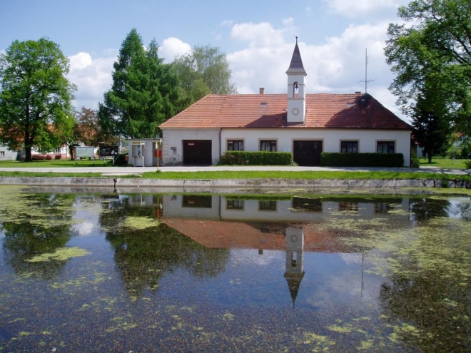 Archeologické nálezy dokládají osídlení vsi Hlavatce na katastru obce už v době předhistorické. Asi 400 m jihozápadně od kóty 433 byl nalezen mezolitický kamenný nástroj. Další osídlení bylo doloženo pro střední dobu bronzovou, dobu halštatskou, laténskou i raný středověk. Byla tu nalezena keramika ze 13. až 15. století v lokalitě Hláska – tyto nálezy mohou signalizovat existenci zaniklé středověké vesnice.