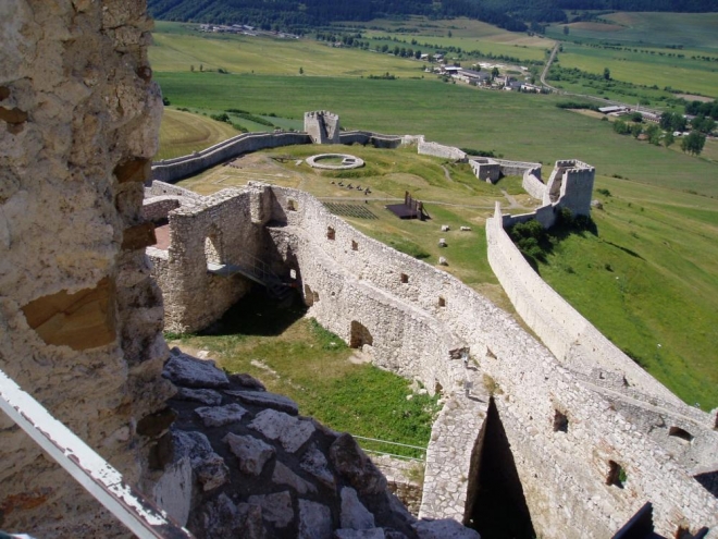 Prepošt aj tak nakoniec vymenil hrad za protiľahlý kopec, kde vzniklo opevnené kapitulské sídlo. Našťastie alebo nanešťastie, kráľa Žigmunda osvietilo a na rozdiel od mesta pod hradom, samotný hrad kvôli dlhom nezapredal. Rovnako poľským veriteľom nepripadlo ani ono nové prepoštovo bývanie, Spišská Kapitula. Možno to mala na svedomí cigánska princezná, ktorá mu, podľa legendy, jednej noci venovala viac ako len pohľady. Pre jej spoločenstvo zdržiavajúce sa pod hradom tak získala i očakávaný prepúšťací glejt, akýsi pas kráľovstvom.  Na hrade sa vystriedali mnohí špáni, sem-tam sa tu zastavili kadejakí králi a tiež kadejakí obliehatelia i tí, čo nemuseli obliehať a predsa hrad pokorili. Napokon v roku 1780, na konci istého dňa, z hradu namiesto veží stúpali k nebu už len stĺpy dymu. Požiar. Nepriateľ číslo jeden. Ešte aj sami poslední majitelia z rodu Čáki mu zasadili zdrvujúcu ranu. Stal sa pre nich zdrojom stavebného materiálu na stavbu početných kaštieľov v okolí. Pospolitý ľud nasledoval príklad svojich grófov. Dnes to však nie je len obyčajná slovenská ruina, lež prekrásna románsko-gotická architektúra v nádhernej krajine. Spišský hrad. (zdroj Spisskyhrad.com)