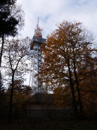 K rozhledně se od chaty na Živci nijak moc nestoupá, ale protože se konečně pomalu vyjasňuje, nutí nás sluníčko vyšplhat blíže k němu.