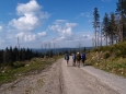 Je už po páté, ale jde se v pohodě. Nálada se zvedla a my už jen sestoupíme na Zlatou, jednu ze zaniklých samot.Vyčasuje se a bouřky, které nás dnes měli doprovázet celý den se zatím nekonají.