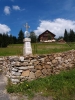 Z domů na Bučině zůstala torza. Jen tento dům se po demolici bývalého hotelu podařilo obnovit. Těžko říct, jestli se ještě vrátí doba, kdy zde opět bude stát horská vesnice. Místo s výhledem k Alpám je ideální.