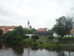 Kostel a pod ním plavecký stadion