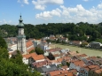 Městečko Burghausen a na druhé straně řeky Salzach Rakousko.