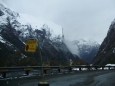 Pohled na druhé straně Homer tunelu. Údolí k Milford Sound