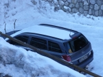 Sněhem krásně vyčištěné auto, prašná cesta zpět mu však vrátí normální vzhled.