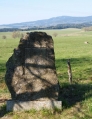 A opodál i pomník padlému pohraničníkovi, který jasně signalizuje, že jsme v kdysi zapovězeném území. V pozadí je Sternstein, vrch v Rakousku. Až kamsi za něj do Čech, máme v plánu dojít.