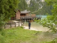 Malý přístav na břehu jezera Pragser Wildsee