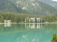 Hotel Pragser Wildsee, kostel a malý přístav