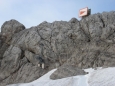 Pohled na hřeben Koppenkarsteinu. Nahoře je ferrata a vlevo ústí štoly s žebříkem dolů. (Martina)