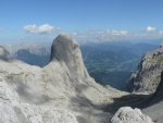 Osamocená skála Torsäule (2651 m) je oblíbeným cílem horolezců. Ze strany, která není na této fotce vidět, je prý horolezecká trojka, jinak bude výstup o dost těžší. 