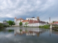 Poslední pohled k zámku a hradu provází blesky a hřmění blížící se bouřky.