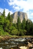 Národní park Yosemite - Merced River, v pozadí největší žulový monolit na světě El Capitan. Kolmá stěna, od úpatí měřící cca 1000 m, je každoroční výzvou pro řadu horolezců. Výstup trvá 4 až 7 dní, nocuje se ve stěně.