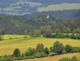 Pohled do údolí Otavy na špičku kostela sv. Mořice na Mouřenci.