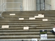 Nápisy na schodech památníku Federal Hall