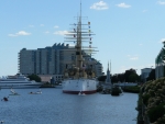 Loď Olympia a ponorka Becuna slouží jako muzeum. Okolo plují labutě.