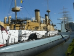 Loď Olympia a ponorka Becuna