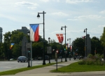Vlajky podél ulice směřující od centra k muzeu umění
