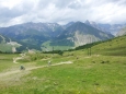 Downhill (sjíždění prudkých kopců na sjezdovém kole) směrem dolů do Livigna