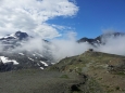 Pohled zpět směrem k průsmyku Passo dello Stelvio. Na fotografii je vidět i chata Rifugio Garibaldi