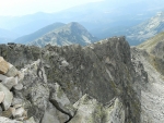 Ostrý hřeben Kamenice padá na sever kolmo, ale z jihu se na něj dá vylézt. Nicméně zdaleka nejde o procházku růžovým sadem.