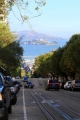 California, San Francisco - typická kopcovitá ulice, na pozadí věznice Alcatraz