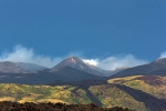 Tohle není Etna, ta je vidět až na panorámatu včetně tohoto vrcholu. Zaujal mě zde ten vystupující dým